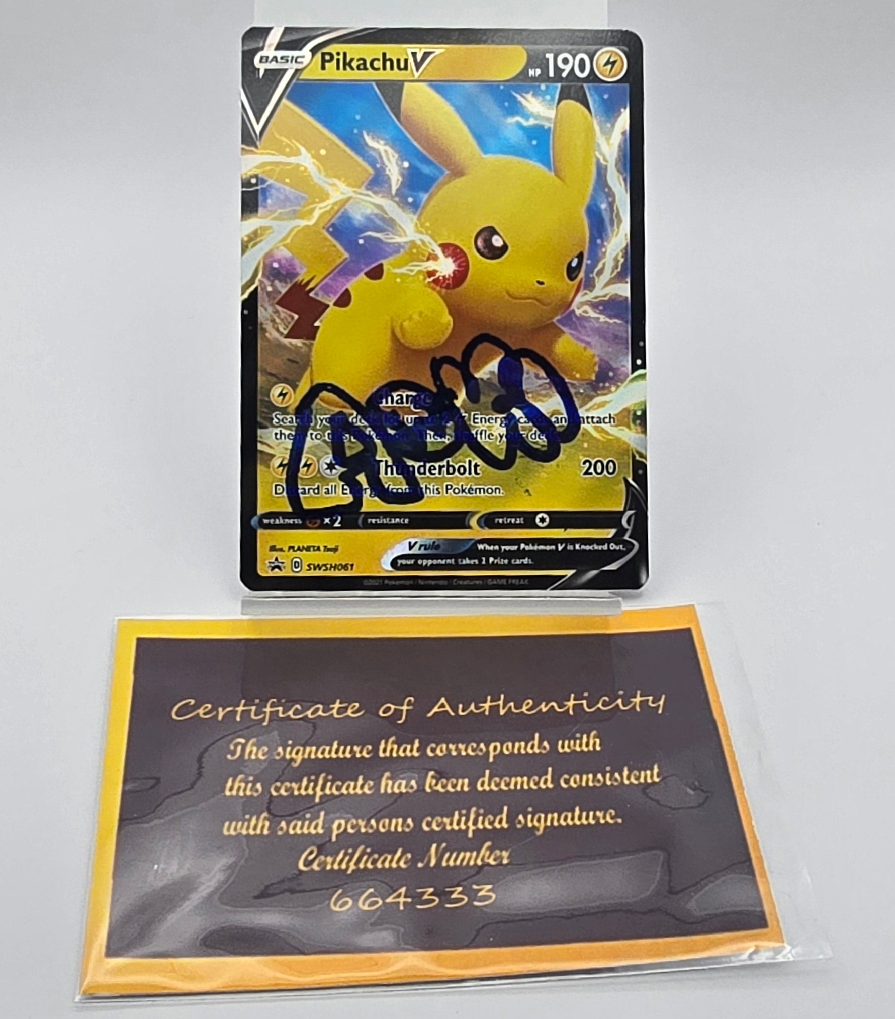 Carte Pokémon – Pikachu V Holo Promo SWSH061 – FR/ENG – Signée par DJ Steve Aoki (avec certificat d’authenticité)