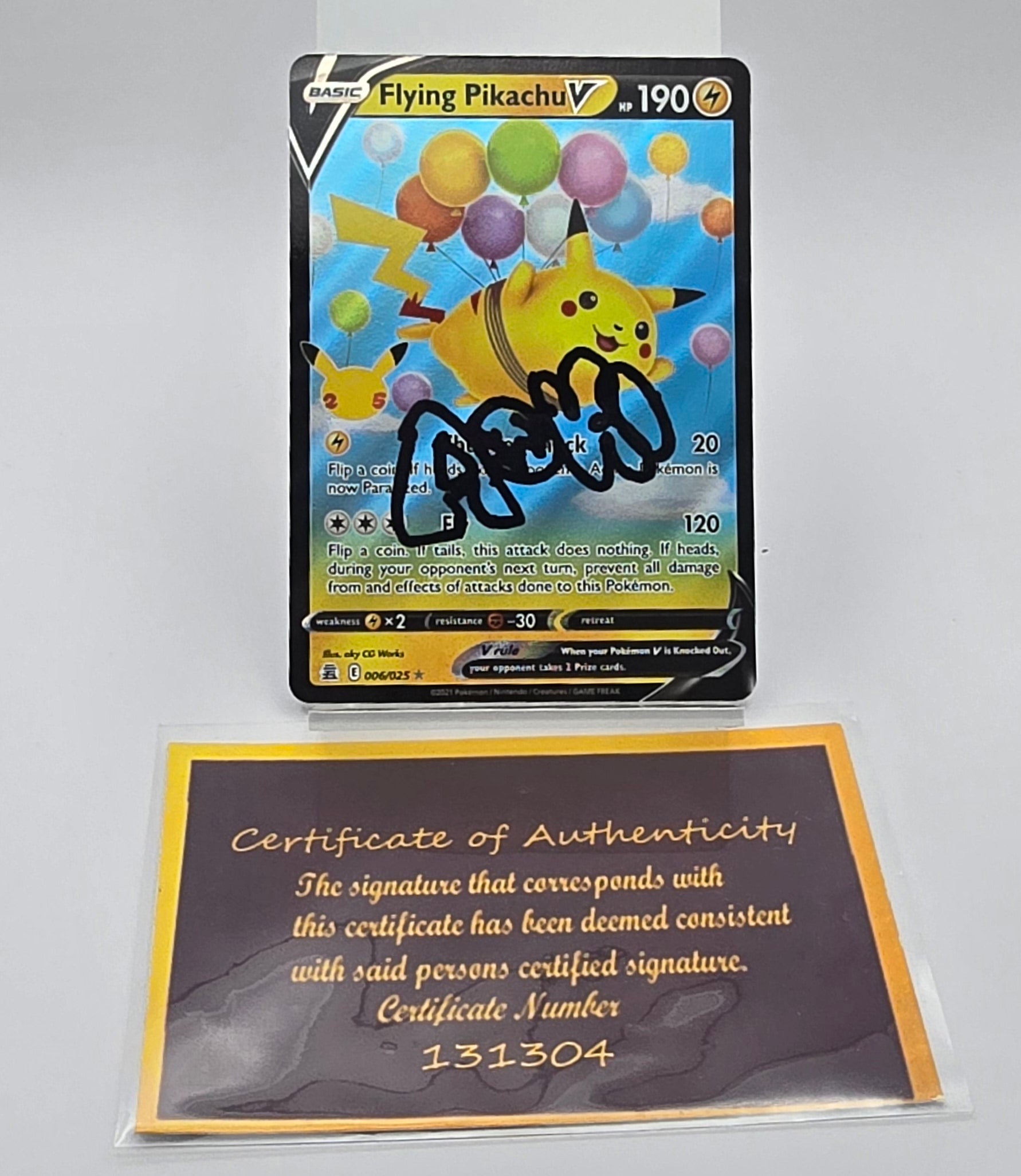 Carte Pokémon – Flying Pikachu V Holo (Pokémon Célébrations 25ᵉ Anniversaire 2021 – 006/025) – Signée par DJ Steve Aoki (avec certificat d’authenticité)