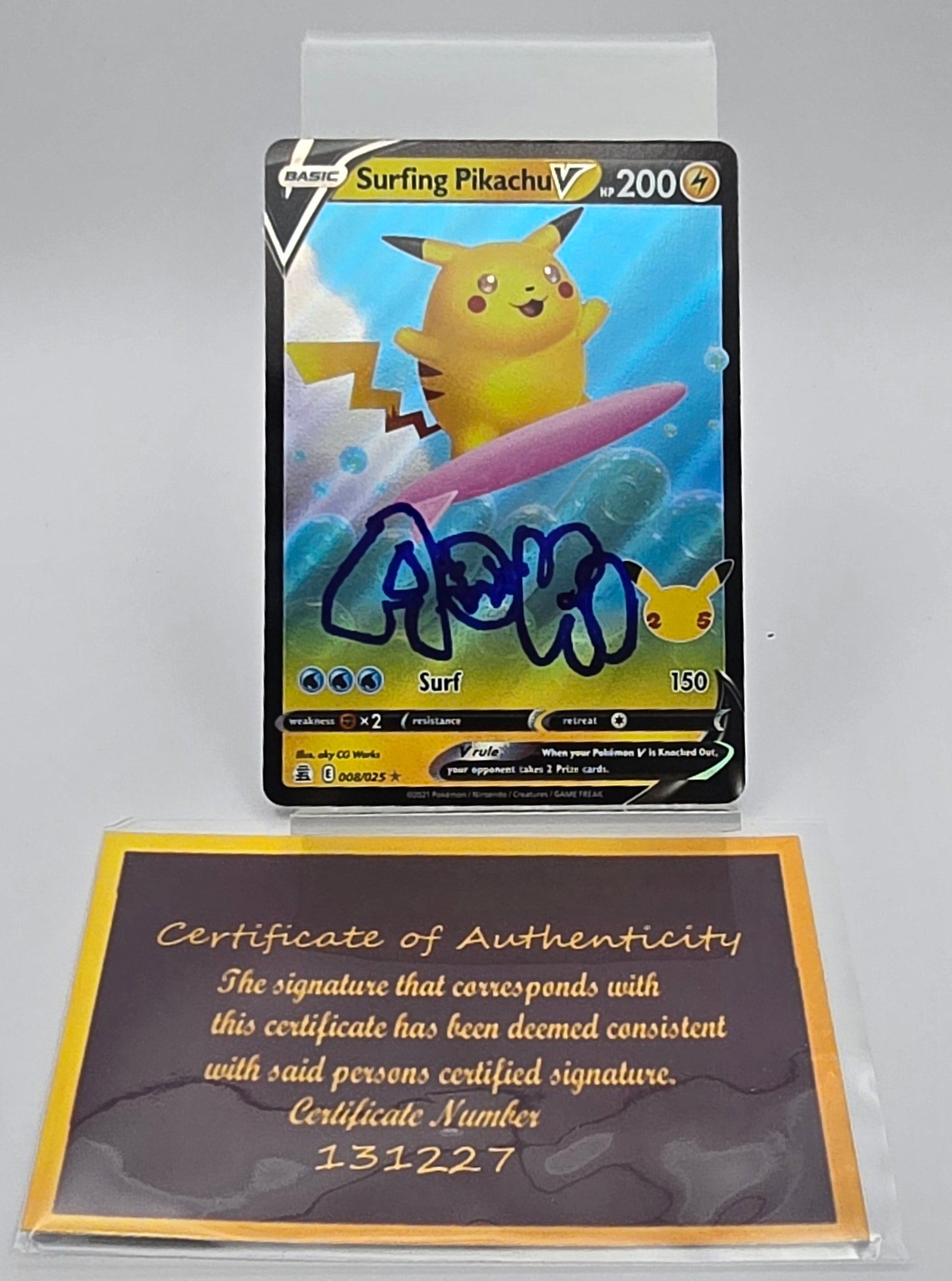 Carte Pokémon – Surfing Pikachu Holo (Célébrations 25e Anniversaire 2021 – 008/025) – FR – Signée par Steve Aoki