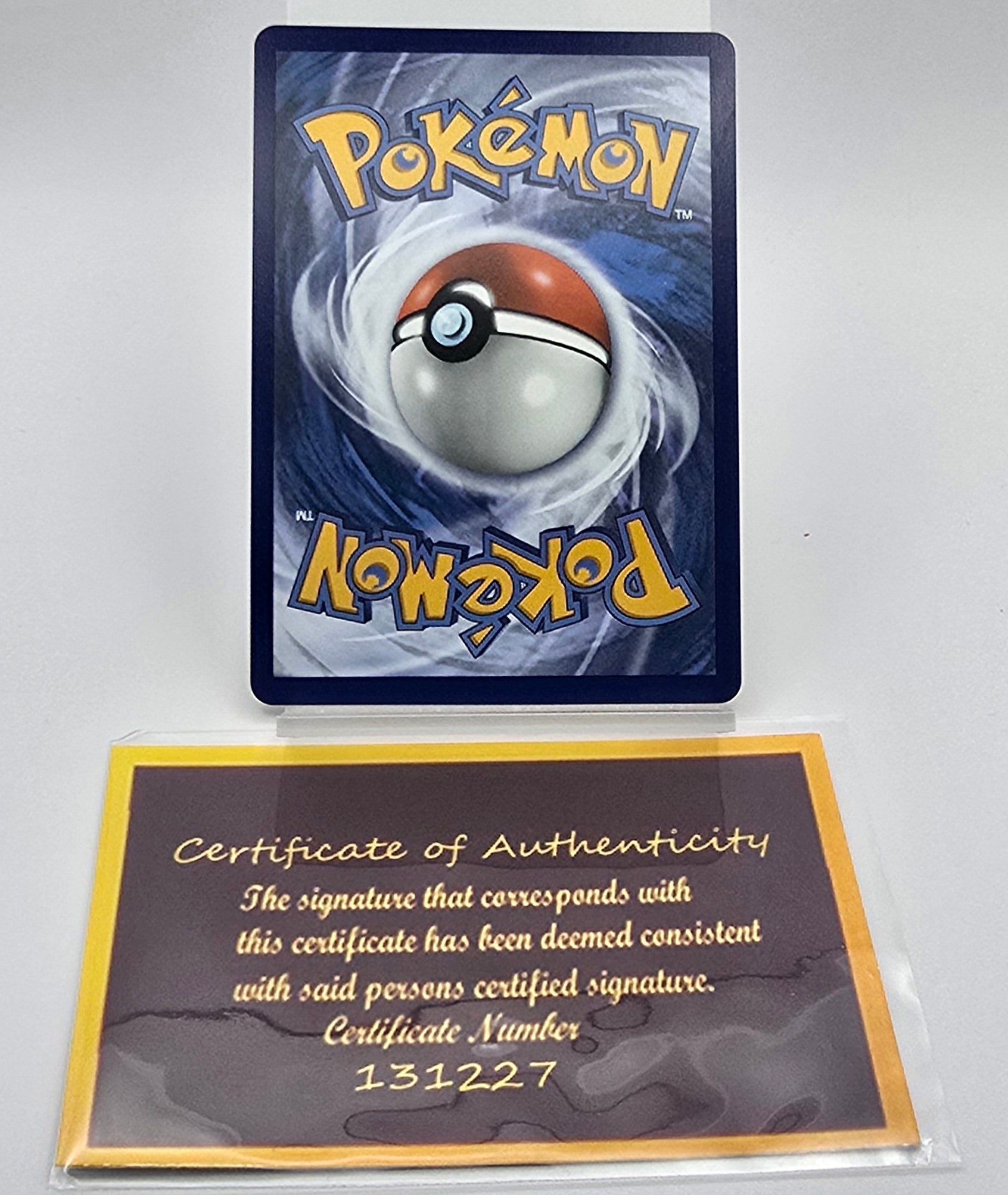 Carte Pokémon – Surfing Pikachu Holo (Célébrations 25e Anniversaire 2021 – 008/025) – FR – Signée par Steve Aoki