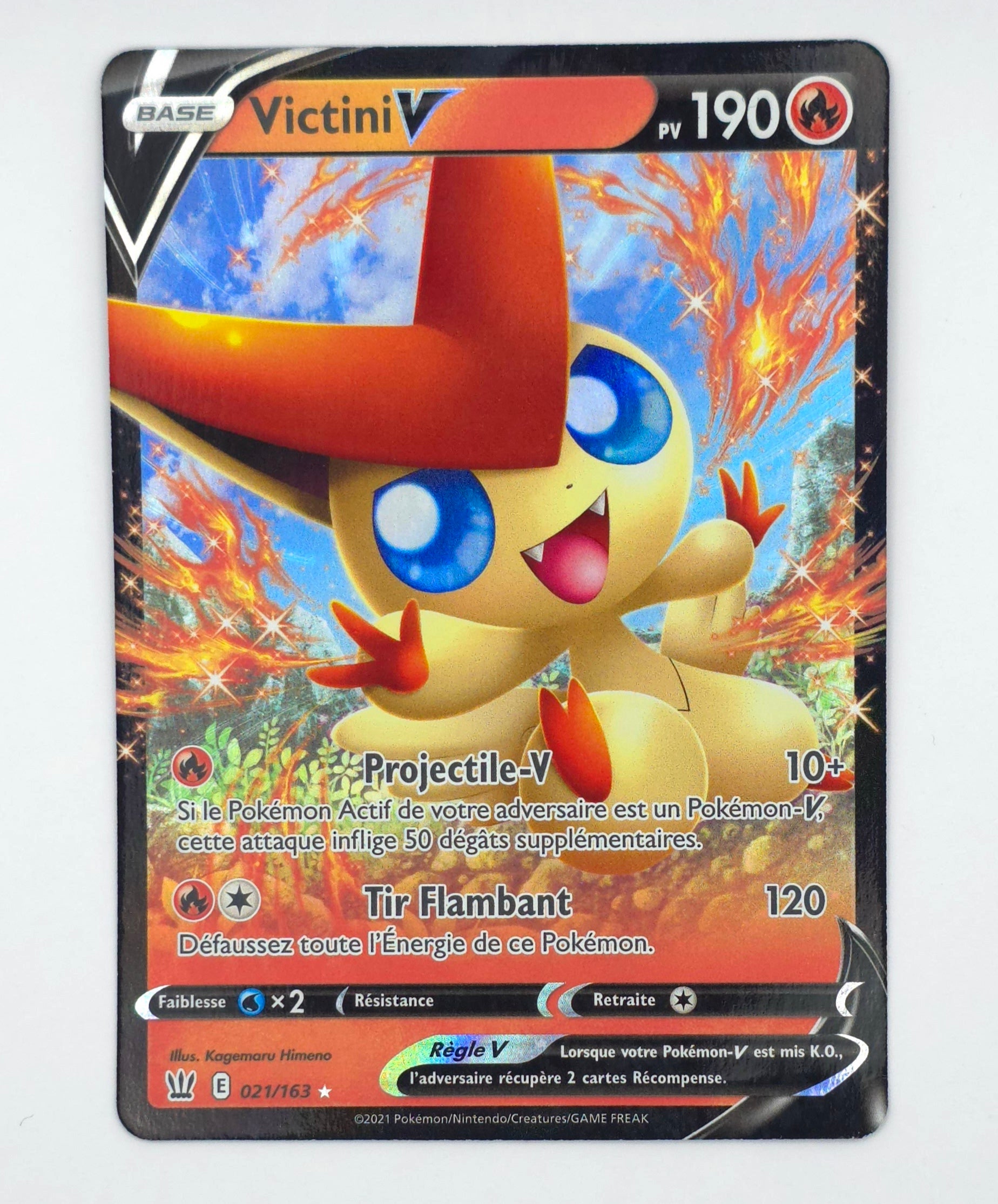 Carte Pokémon – Victini V Holo (Épée & Bouclier – Styles de Combat 2021 – 021/163) – FR